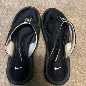 Nike comfort flip flops size 8